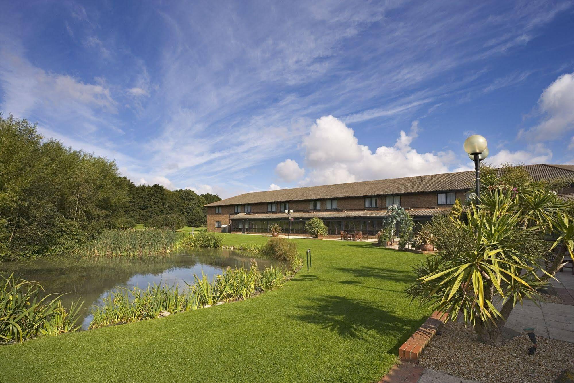 Delta Hotels By Marriott Peterborough Exterior foto